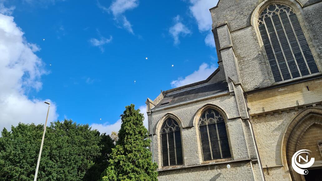 Witte ballonnen voor Gouden Wilfred stijgen op aan de Sint-Waldetrudiskerk