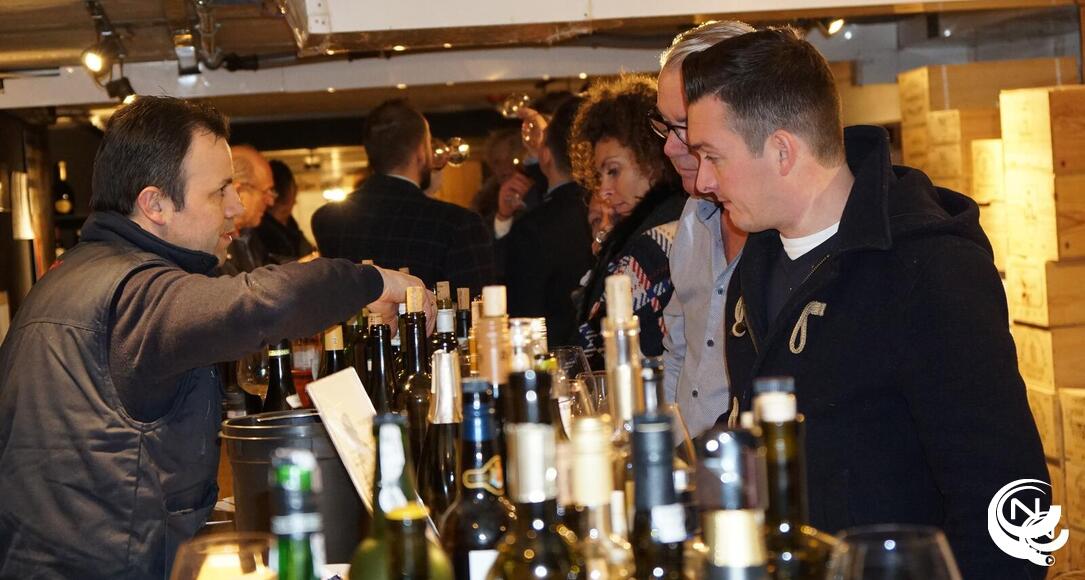 Oenoloog wijnadviseur Koen in de legendarische wijnkelder Van Eccelpoel - foto NNieuws