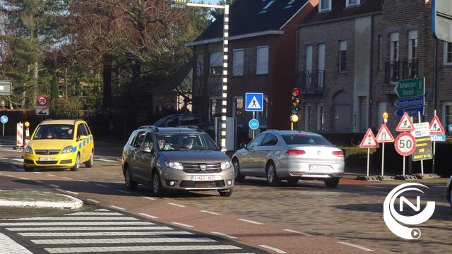 Zonlicht zorgt voor verwarring aan mobiele verkeerslichten Bouwelse Steenweg Herenthout 
