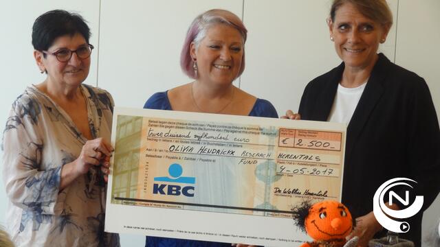 Breiende Wollies schenken €2.500 aan Olivia Fund 