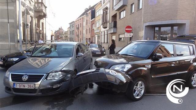 Auto's botsen op kruispunt Blijdenberg - Nieuwstraat : enkel blikschade