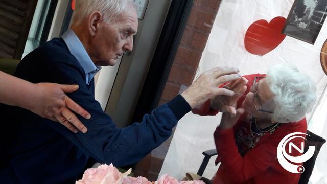 Paul & Paula vieren 60 jaar huwelijk in babbelbox woonzorgcentrum Ten Hove - foto's