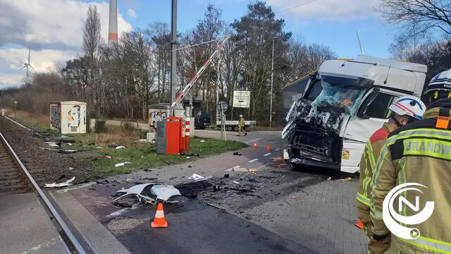 Trein botst tegen vrachtwagen aan spooroverweg Veedijk Turnhout, bestuurder lichtgewond - treinverkeer onderbroken