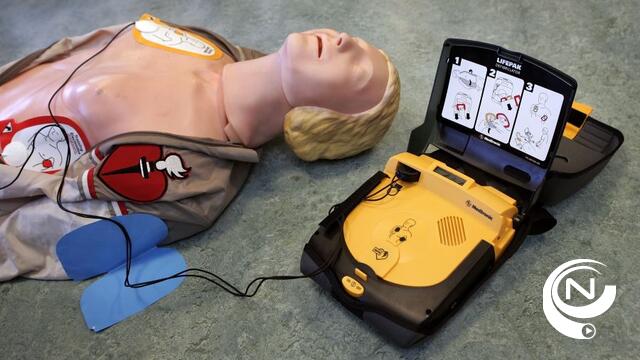 Lokale politie Neteland installeert AED-toestel 