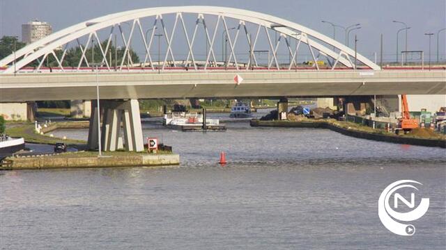 Scheepvaart : inschuifoperatie nieuwe spoorbruggen over Albertkanaal in Antwerpen 
