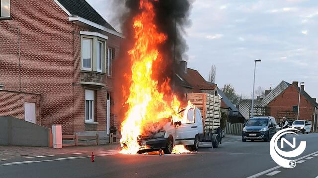 Bestelwagen in brand op Itegemsesteenweg : geen gewonden - extra foto's