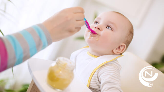 WHO: "Te veel suiker in commerciële babyvoeding en veel ongepaste etiketten"