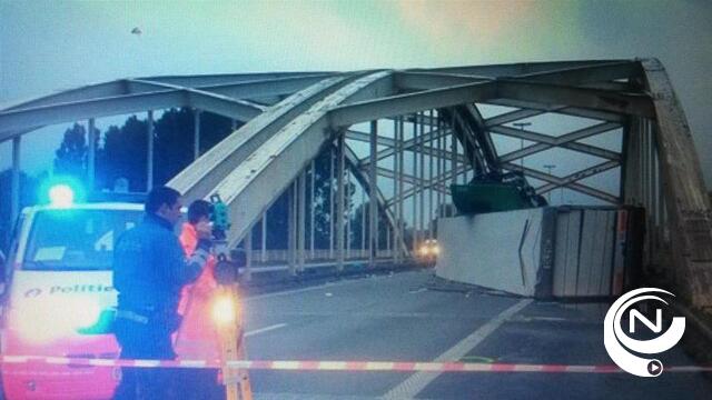 E313 : vrachtwagen rijdt op metalen boogbrug Pulle, snelweg richting Antwerpen gesloten