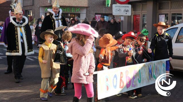Peer Stoet is er klaar voor (5): kindercarnaval trekt door de straten 