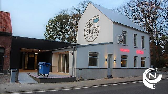 Boom aan café De Kluis valt om op Lichtaartseweg, geen gewonden