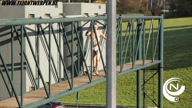  Dolgedraaide man kruipt op portiek over A12 Ring Antwerpen, snelweg afgesloten 