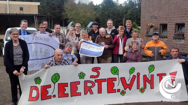 Cyclocrossers reiken cheque uit aan bewoners GVT De Troon 