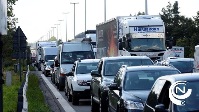 E313 richting Antwerpen volledig versperd in Massenhoven nadat vrachtwagen inrijdt op file