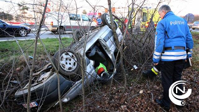 E313 : auto over de kop op afrit Olen, bestuurder gewond
