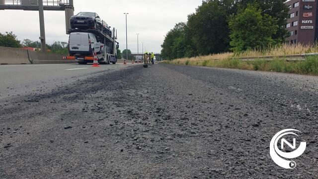 E313 : transport verliest lading asfalt aan Herentals Industrie, hinder hele dag