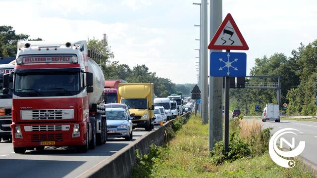 E313 Herentals-Industrie afgesloten na zwaar ongeval met Nederlandse vrachtwagen 
