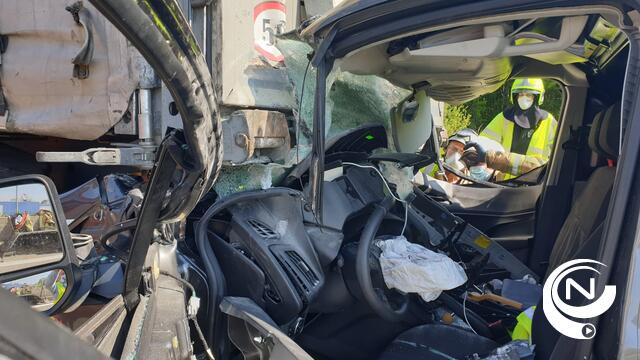 E313 : bestuurder bestelwagen zwaargewond bij zoveelste ongeval in file