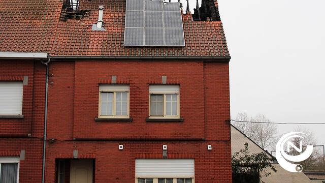 Hevige dakbrand in Ernest Claesstraat : woning onbewoonbaar  