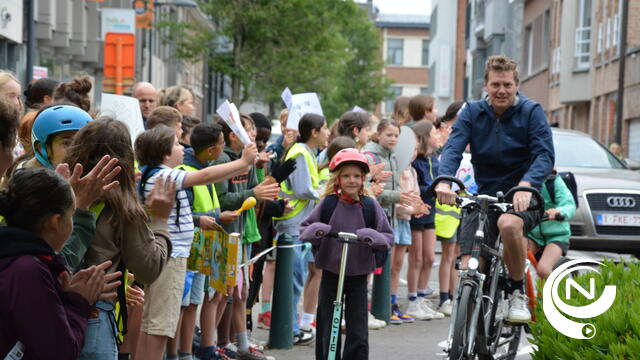 Fietsersbond Herentals en basisschool (W)onderwijs applaudisseren voor 400 fietsers tijdens Nationale Fietsapplausdag 