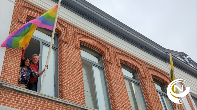 Regenboogvlag wappert aan gemeentehuis Kasterlee voor gelijke rechten en inclusiviteit