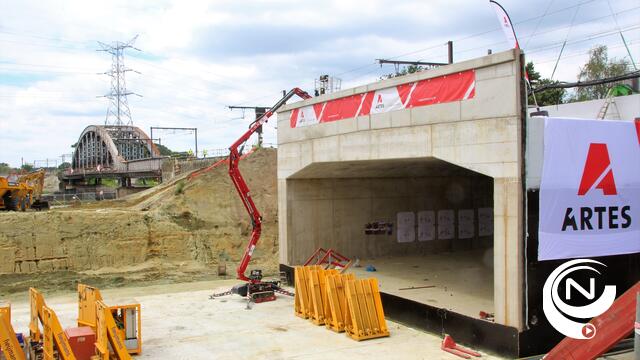 Spoorwegbrug Lierseweg : tunnel (3.288 ton) op z'n plaats onder De Beukelaer-Pareinlaan (2) - extra foto's
