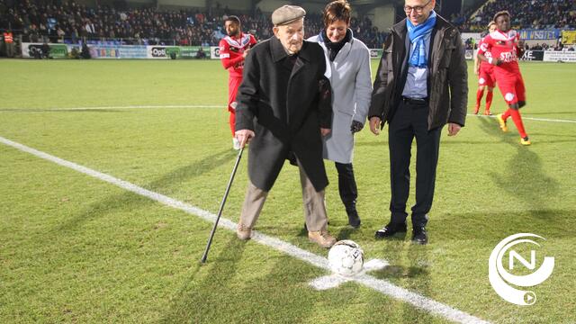 101-jarige Fons Biesemans gaf aftrap van KVC Westerlo-Moeskroen 