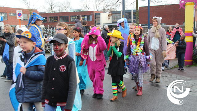 Feestelijke carnavalparade (W)Onderwijs in centrumstraten