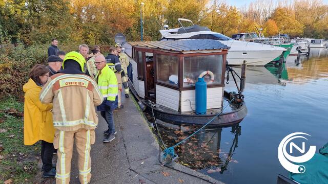 Zinkende oude woonboot in jachthaven Herentals, terug boven water : 'Moet dringend weg uit jachthaven'