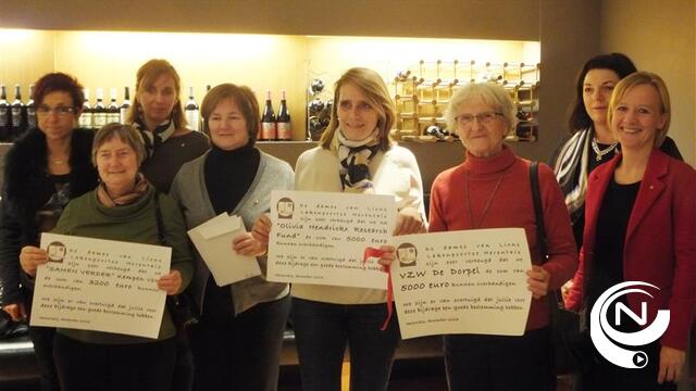 Dames Lakenpoortse bereiden kerstmaal in Den Dorpel en delen cheques uit 