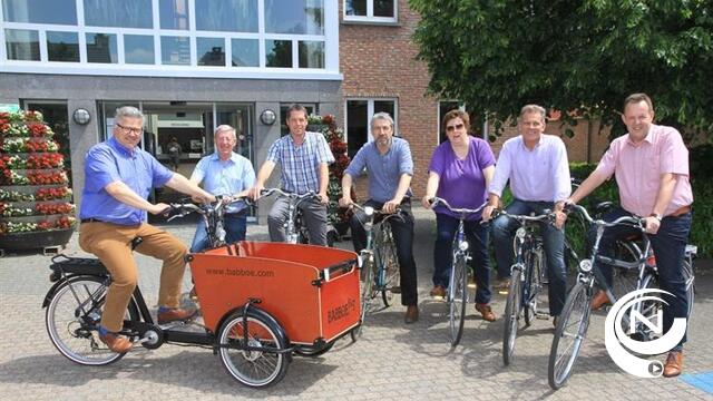 Burgemeester en schepencollege fietsen voor beter klimaat   