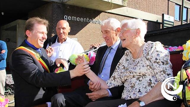 4.500 bloemen én een feestelijke praalkoets voor dolgelukkige 100-jarige Maria Sels