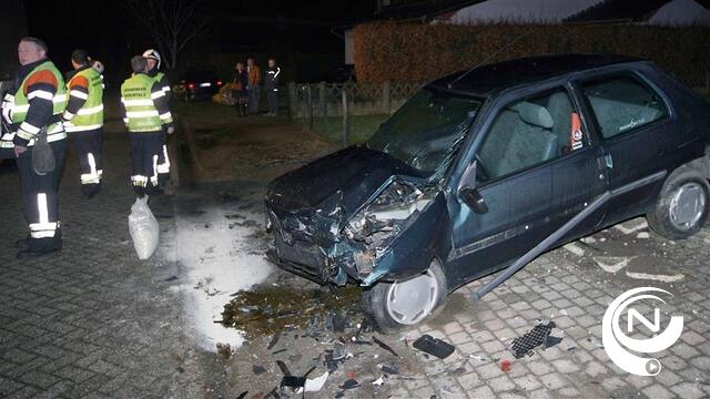Auto botst tegen geparkeerd voertuig in Kijnigestraat Olen : wagens total loss, geen gewonden