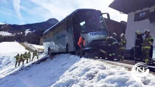 Bus Molse Tempo Cars bijna van helling geschoven in Oostenrijk, 42 kinderen en 5 begeleiders ongedeerd 