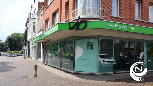 Vandalen gooien raam stuk van Vio-interimkantoor hoek Fraikinstraat