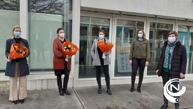 CD&V Geel politica reiken oranje gerbera uit op internationale vrouwendag