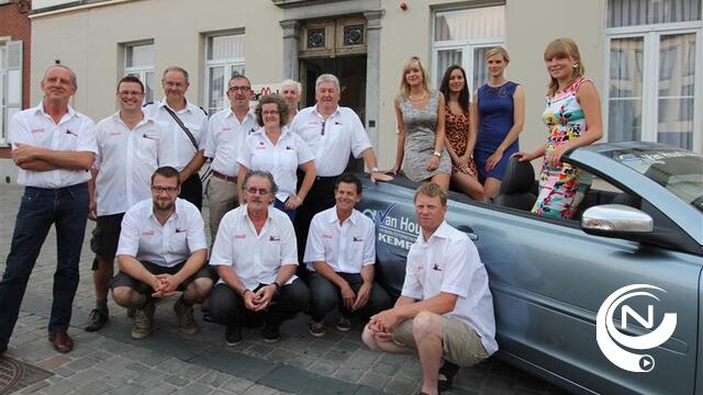 Organisatoren Herentals Fietst/Feest gaan met de criteriummissen de Volvo-cabrio in, eieren voor Karmelietessen