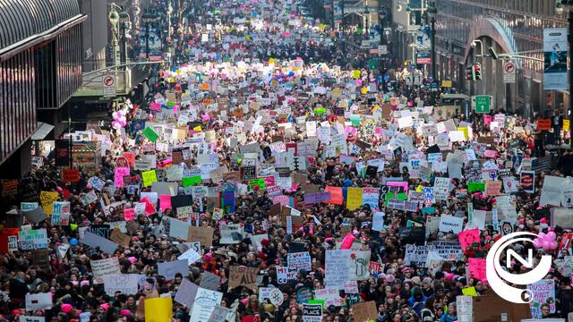 Miljoenen vrouwen protesteren tegen nieuwe Amerikaanse president Trump 