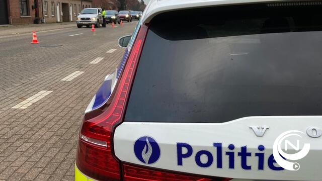 Bestelwagen rijdt in op politiewagen in Retie, 2 agenten gewond
