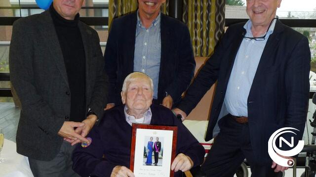 100-jarige Simon Wyns in de bloempjes in WZC Sint-Jozef 