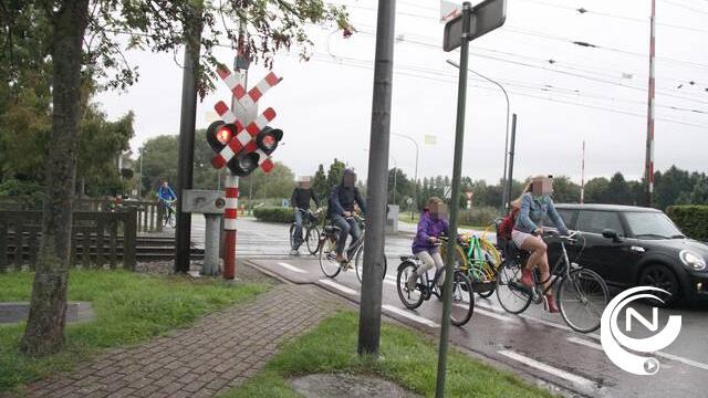Moeders met jonge kinderen en fietsers blijven slagbomen spoorwegovergangen negeren 