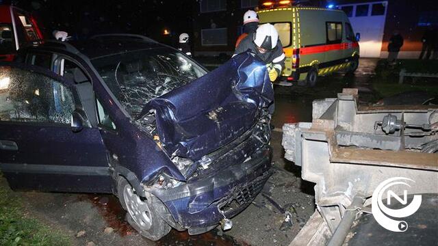 Auto tegen geparkeerde aanhangwagen : bestuurder zwaargewond 