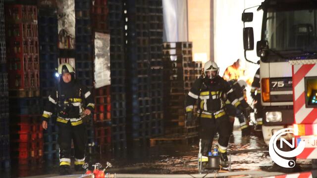 Centraal magazijn Tecno gaat in vlammen op : 30.000m2 voedingswaren volledig verloren - extra foto's