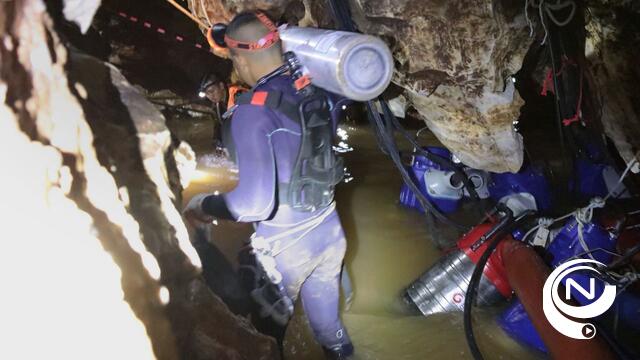 Eerste voetballertjes bevrijd uit ondergelopen grot in Thailand