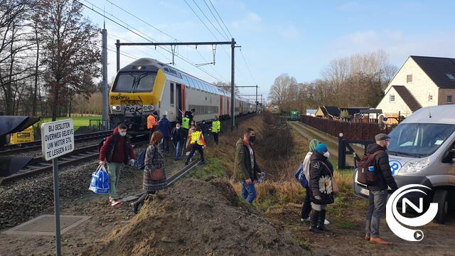 NMBS : aanrijding trein met auto aan spooroverweg Woeringenstraat Nijlen, geen gewonden