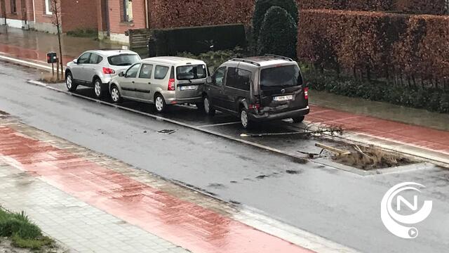 Bestelwagen ramt voertuigen in Servaas Daemsstraat en vlucht