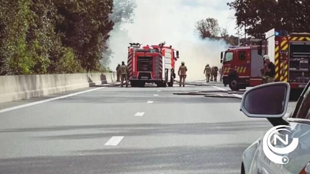 Vrachtwagen rijdt in op staart van file op E34 in Oelegem: snelweg volledig versperd tot in Vorselaar waar eerder auto uitbrandde