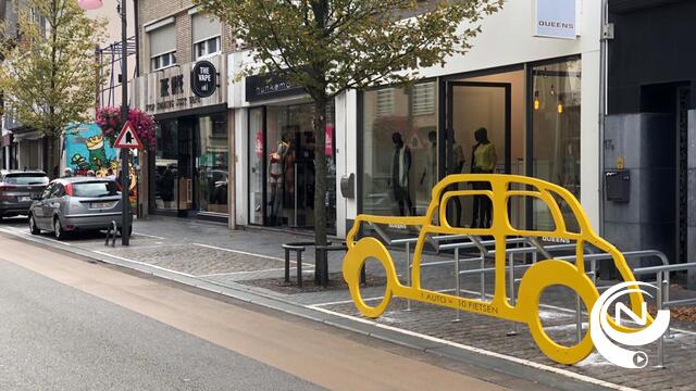 Eén auto = 10 fietsen, gemeente ruilt parkeerplaatsen voor fietsenstallingen