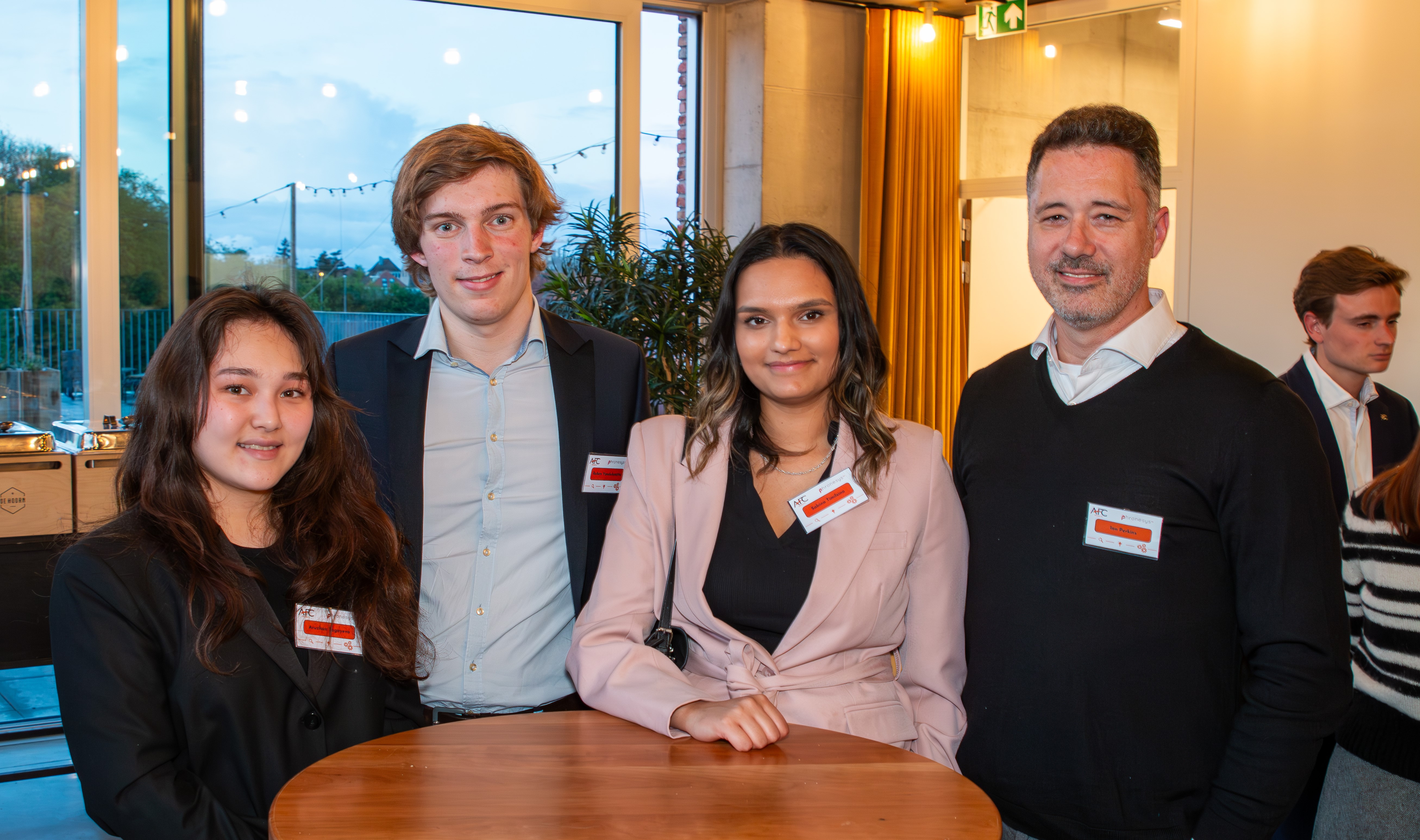 Phronesyss CEO Ian Perkins en International Business Manager Sabina Timilsina (rechts) samen met  AFC masterstudenten  Aruzhan Tagayeva en Ruben Vandelanotte (links)