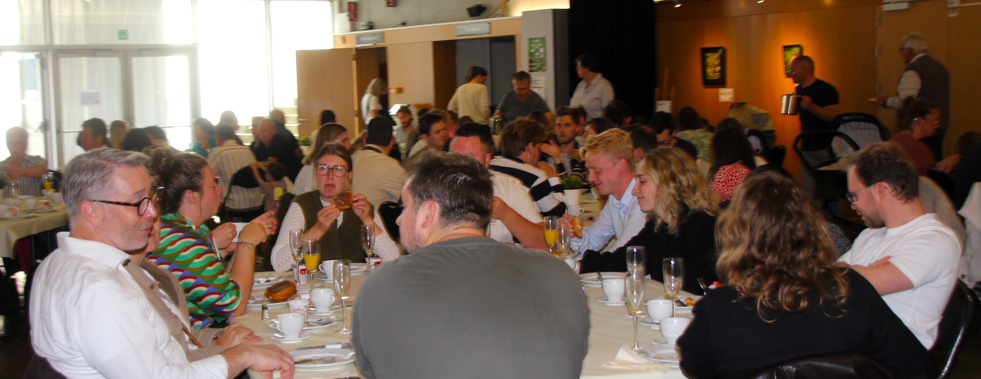 Zo'n 150 nieuwe inwoners waren vanmiddag te gast in cc 't Schaliken voor een 'kennismakings-brunch'.  