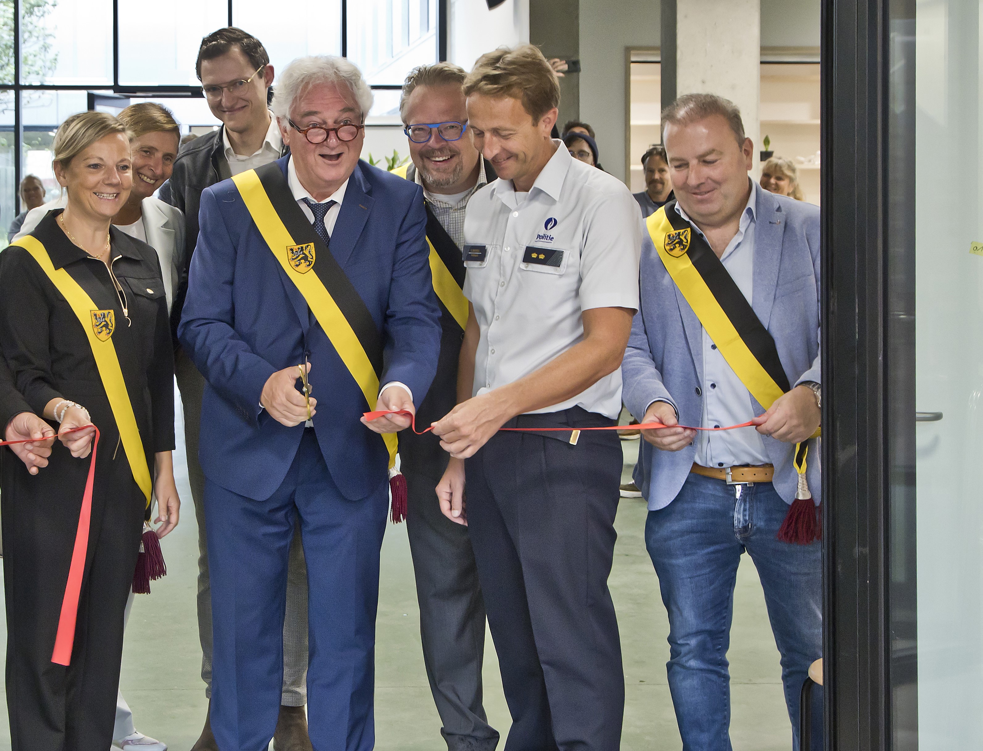 Kunstencampus : schepen Jan Michielsen knipt samen met wnd. korpschef Pieter Hendrickx het lint door